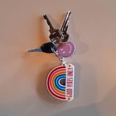 Chiave Good vibes online regenboog hanger, come riportato da Familiepark Drievliet utilizzando iLost