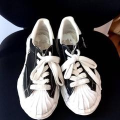 Sneaker Speakers zwart wit mmy blakey, rapporterat av Arriva Limburg Zuid med iLost