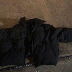 Giacca Zwart puffer, come riportato da De Heeren van Aemstel utilizzando iLost