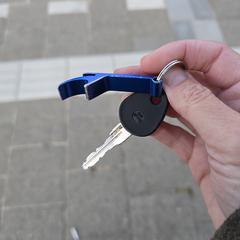 Fietssleutel met blauwe opener, segundo informou a iLost