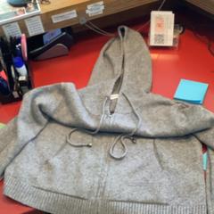 Sweter Grau Pullover mit Reißverschluss, zgłoszono przez MEININGER Hotel Berlin Alexanderplatz przy użyciu iLost