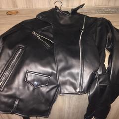 السترة Zwart، كما تم الإبلاغ عنه بواسطة Van der Valk Hotel Vianen عبر iLost