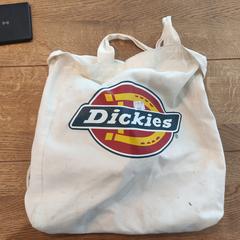 Nylon tasje met plastic bakje, como reportado ao iLost