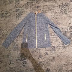 Jacke grijs vestgevonden op 02-05, gemeldet von Van der Valk Rotterdam Blijdorp über iLost