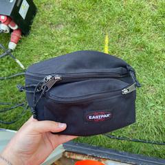 İLost kullanarak Lente Kabinet Festival (OLD) tarafından bildirildiği gibi Fanny pack Eastpak black