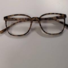 Occhiali da lettura, come riportato da IKEA Amsterdam utilizzando iLost