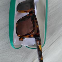 Sunglasses op sterkte in groene brillendoos, iLost-i jakinarazi zaion moduan