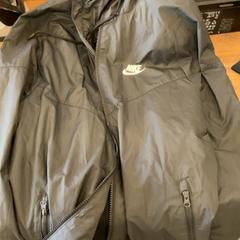 السترة Nike، كما تم الإبلاغ عنه بواسطة MEININGER Hotel Marseille Centre la Joliette عبر iLost