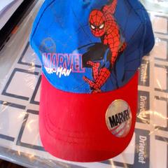 Sapka Spiderman rood blauw, amint azt Familiepark Drievliet az iLost segítségével jelentette.