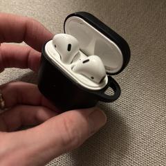 AirPods in zwarte case, segons s'ha informat a iLost