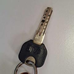 Clauer Acier plaqtique gris foncé, segons ha informat ilévia mitjançant iLost