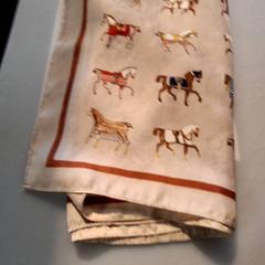 Girocollo, come riportato da IKEA Hénin-Beaumont utilizzando iLost