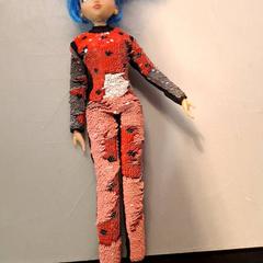 Boneca Barbie avec cheveux bleu, como reportado por IKEA Hénin-Beaumont utilizando o iLost