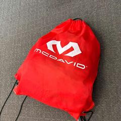 Bossa esportiva & Bossa esportiva rood McDavid, segons ha informat Regio Limburg - Leuven mitjançant iLost