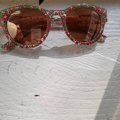 İLost kullanarak DierenPark Amersfoort tarafından bildirildiği gibi Güneş gözlüğü Montuur met groen/roze bloemetjes