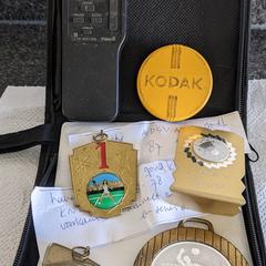 CD hoesje met div medailles en 'n afst. bed., amint azt az iLostnak jelentették.