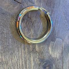 Earring goudkleurig met kleurtjes, as reported by Paaspop 2025 using iLost