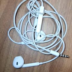 Oortjes met draad, zgłoszono przez Qbuzz DMG przy użyciu iLost