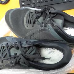 Gizonezkoen oinetakoak, gisa salatu by Carlton Beach Hotel iLost erabiliz