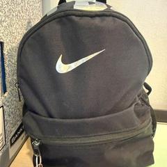 Hátizsák Zwart van het merk NIKE, amint azt Regio Limburg - Leuven az iLost segítségével jelentette.