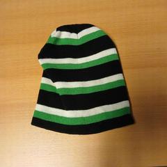 Gorro zwart, wit en groen, segons ha informat UVO Vervoer mitjançant iLost