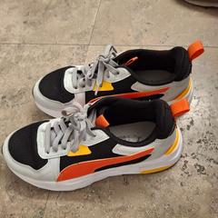 Scarpe da ginnastica Grijs zwart rood PUMA, come riportato da Regio West-Vlaanderen utilizzando iLost