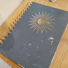 Anteckningsbok Blue, engraved with Sun design, rapporterat av Conscious Hotel Westerpark med iLost