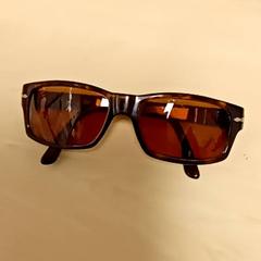 サングラス がiLostで Mövenpick Hotel Amsterdam City Centre によって報告されました