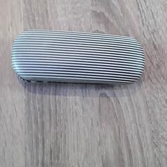 Brilleetui med briller Wit/zwart gestreept, som rapportert av EBS Tramplein ved bruk av iLost