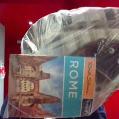 Shoes + book, a été signalé par MEININGER Hotel Roma Termini utilisant iLost