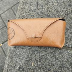 Brillen koker licht bruin Ray Ban がiLostに報告されました