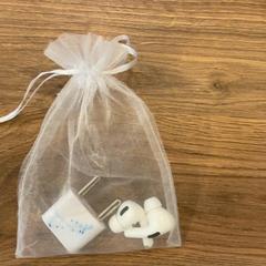 Airpod & Adapter Blanc, amint azt MEININGER Hotel Marseille Centre la Joliette az iLost segítségével jelentette.