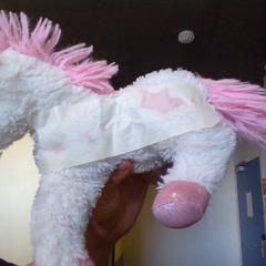 Knuffelspeeltje blanche et rose, zoals gemeld door MEININGER Hotel Lyon Centre Berthelot met iLost