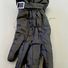 Gants noirs, rapporterat av IKEA Nantes med iLost