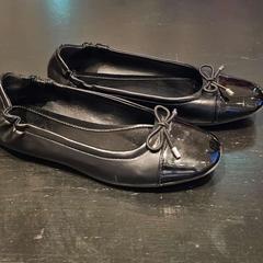 Scarpa Zwart, come riportato da Van der Valk Hotel Amsterdam-Amstel utilizzando iLost