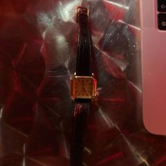 Relógio gold, como reportado por KABUL à GoGo / Teatro utilizando o iLost