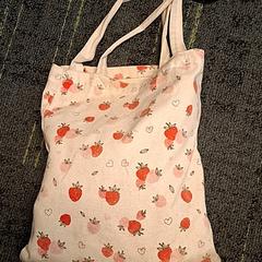 Táska Aardbeien patroon, amint azt Connexxion Noord Holland Noord Hoorn az iLost segítségével jelentette.