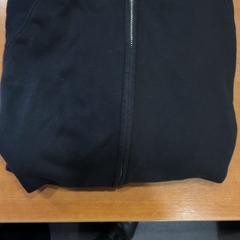 Mellény Zwarte vest van de Bershka, amint azt Pathé Groningen az iLost segítségével jelentette.