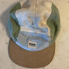 Casquette Groen blauw wit bruin, a été signalé par Artis utilisant iLost