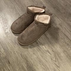 Obuv schoen Uggs, jak nahlášeno Pathé Zaandam pomocí iLost