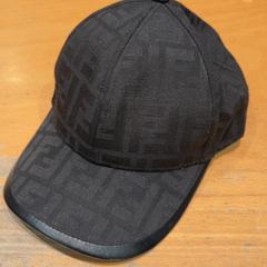 Boné Fendi, como reportado por Pathé Ede utilizando o iLost