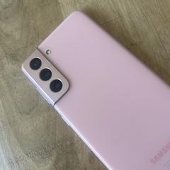 Roze Samsung smartphone, amint azt az iLostnak jelentették.