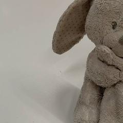Peluche pulseira gris, como reportado por IKEA Clermont Ferrand utilizando o iLost
