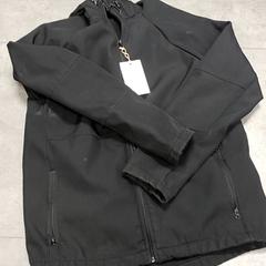 Kleding - Jas zwart, amint azt Centraal magazijn az iLost segítségével jelentette.