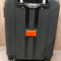 Trolleykoffer zwart met rode en turquoise accenten, as reported by Rotterdam The Hague Airport using iLost