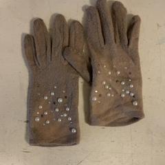 Gloves Parels, as reported by Artis using iLost