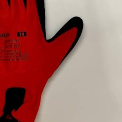 Luvas rouges et noirs, como reportado por IKEA Clermont Ferrand utilizando o iLost