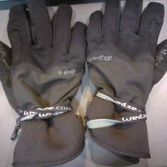 Guanti, come riportato da SnowWorld Landgraaf utilizzando iLost