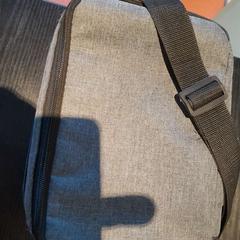 Borsa fresca gris, come riportato da TCL utilizzando iLost