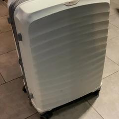 수화물 White, iLost를 사용하여 MEININGER Hotel Salzburg City Center에 보고됨